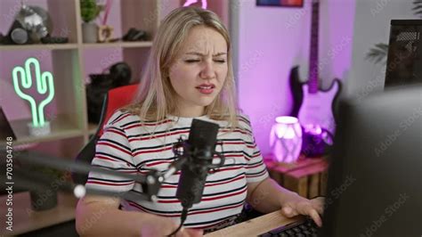 Vidéo Stock Disgusted blonde streamer encounters stinky nightmare intolerable bad smell invades