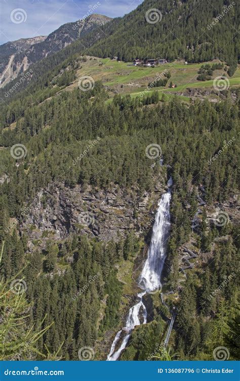 Cascada De Stuiben En El Valle De Oetz Foto De Archivo Imagen De