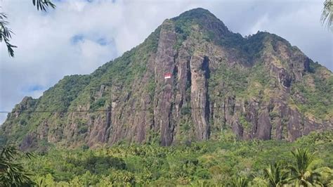 Peringati Hut Ri Ke Bendera Merah Putih Terbentang Di Tebing Gunung