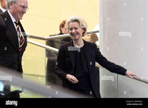 Robert M Kimmitt Und Ursula Von Der Leyen Beim Trauerstaatsakt F R Den