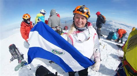 Alfa Karina La Primera Salvadore A En Llegar A La Cima Del Monte