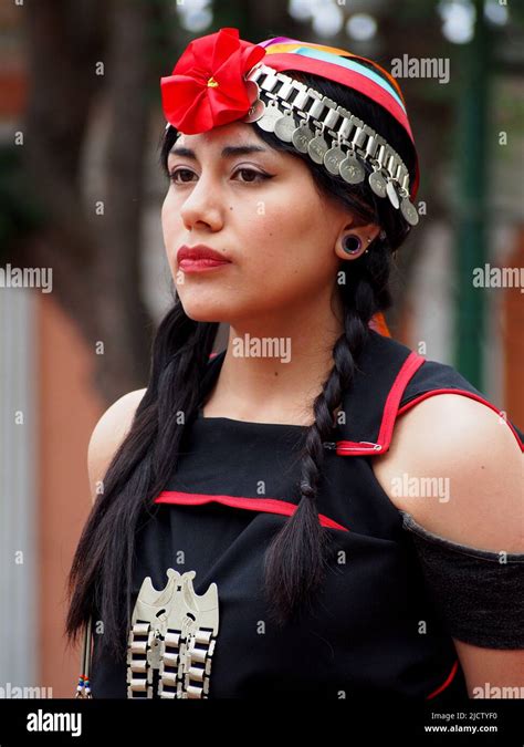 Retrato de una niña mapuche cuando un centenar de mujeres indígenas de