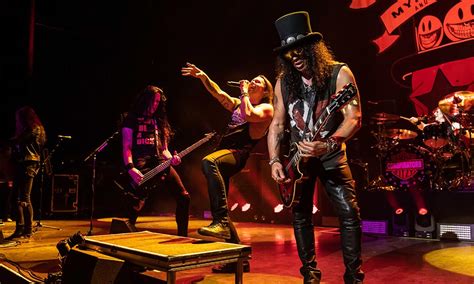 Slash Ft Myles Kennedy And The Conspirators Release New Video For Living The Dream Tour