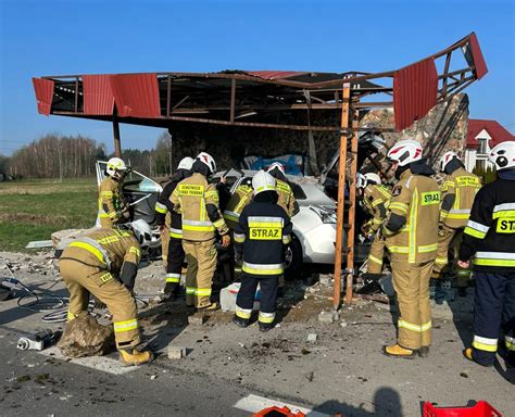 Wjechał autem w przystanek Kierowca nie żyje foto