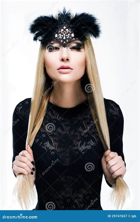 Portrait De Blonde Stylis E De Femme Dans Le Masque Noir De Carnaval Avec Des Plumes Vacances