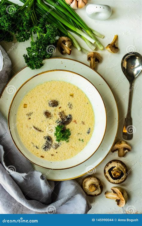 La Sopa De Champi Ones Con Poner Crema Agria Foto De Archivo Imagen