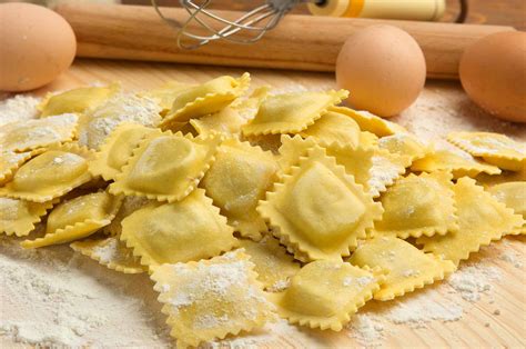 Tortelloni Di Ricotta Bianca Su Crema Di Parmigiano Reggiano Dop