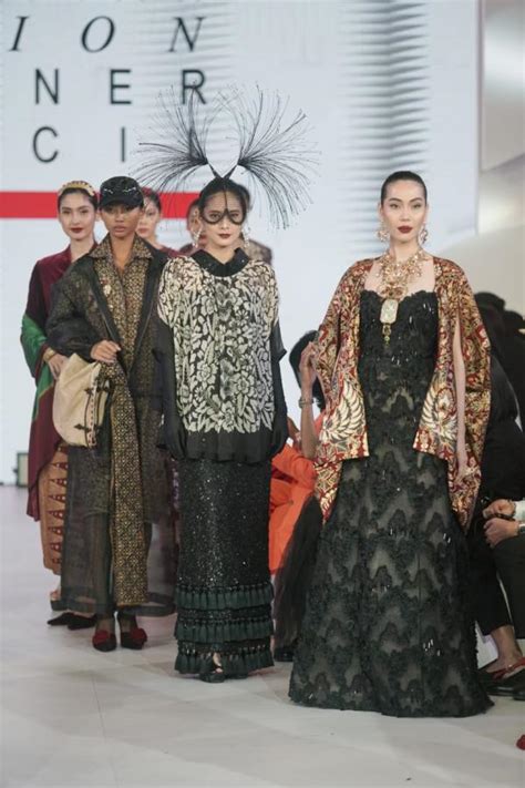 KAART JAGAT IPMI Batik Fashion Show Sambut Hari Batik Nasional