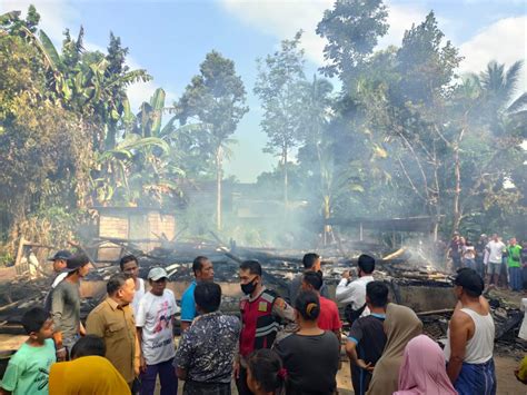 Diduga Akibat Konsleting Listrik Sebuah Rumah Di Desa Barebali Dilalap