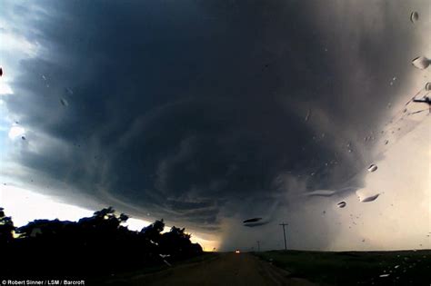 Incredible Time Lapse Footage Of Supercell Storm Forming Over Kansas