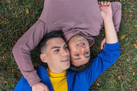 Foto De Vista Superior De Um Casal Gay Deitado Juntos Na Grama De Um Parque Foto Premium
