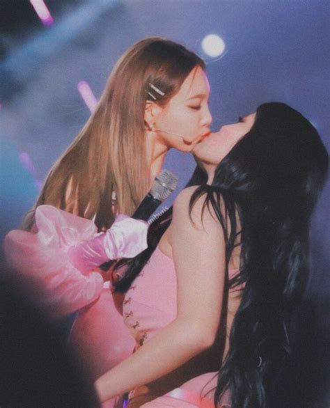 Nayeon Momo Kiss Namo Edit Nayeon Kpop Kiss Girls Kissing