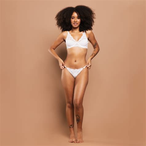 Calcinha String Em Renda Hadasa Branco Jescri Lingerie De Qualidade