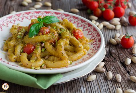 Pasta Con Pesto Di Pistacchi E Pomodorini Primo Piatto Facile E Veloce