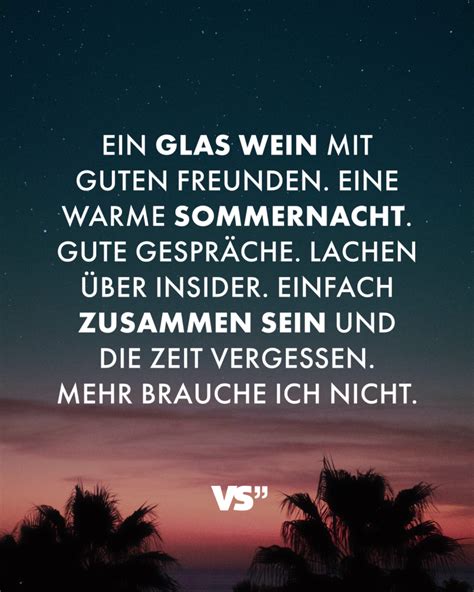 Ein Glas Wein Mit Guten Freunden Eine Warme Sommernacht Gute