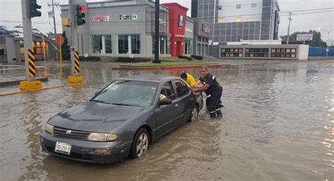 Lluvia causa inundación destrozos arrastra autos y deja colonias sin