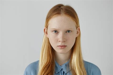 Retrato De Una Hermosa Adolescente Europea Con Pecas Y Ojos Azules Con