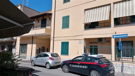 Aprilia Tenta Di Lanciarsi Nel Vuoto Uomo Salvato Dai Carabinieri