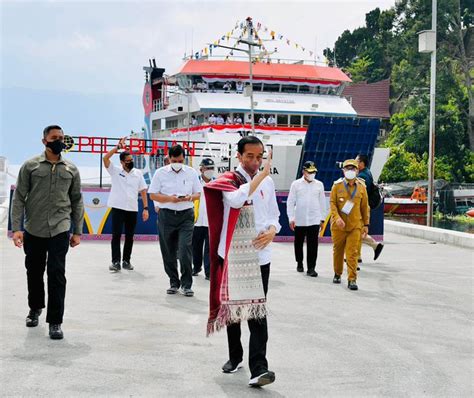 Jokowi Resmikan Pelabuhan Dan Berikan Kapal Motor Di Danau Toba Fajar