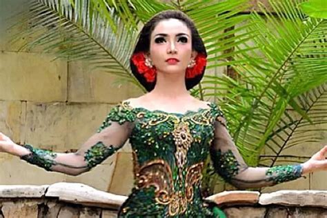 Kini Berbaju Tahanan Ini Gaya Mewah Roro Fitria Dengan Sanggul Dulu