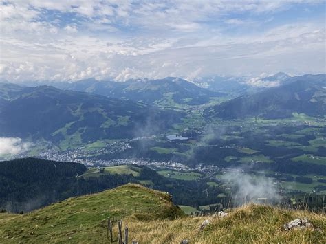 Tiefblick vom Aussichtskreuz nach Kitzbühel Fotos hikr org