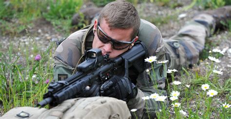 Armée Les Diables Rouges testent le nouveau fusil dassaut