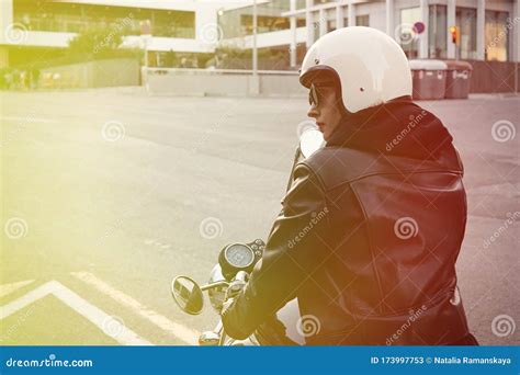 Portrait Des Lunettes De Soleil De Port De Fille De Motards Et Du