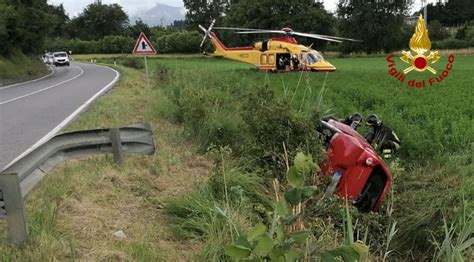 Finisce Con L Auto In Un Fosso Portato In Ospedale