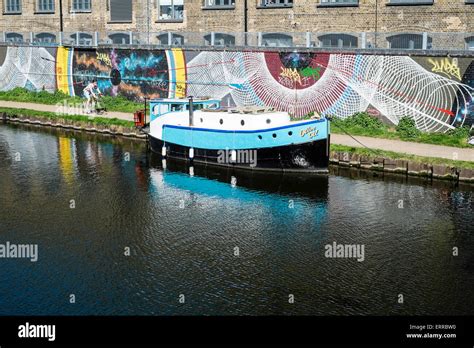 Uk Lee River Houseboat Canal Hackney Hi Res Stock Photography And