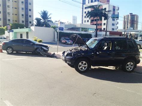 G Carro Capota Em Cruzamento De Bairro Nobre De Jo O Pessoa