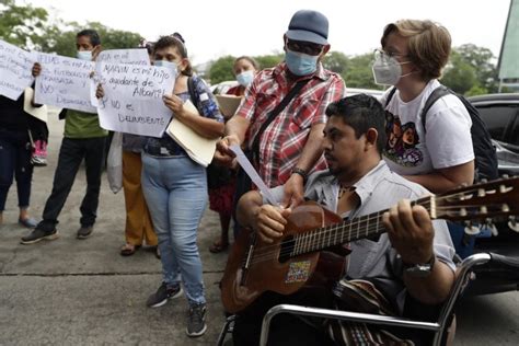 Salvadoreños acuden angustiados a la Corte Suprema de Justicia por