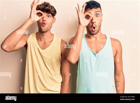 Jeune Gay Couple Portant Des V Tements D Contract S Faisant Geste Ok Choqu Avec Le Visage