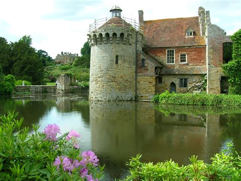 Scotney Castle - Sisley GardenTours