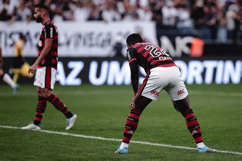 gol contra de Rodinei Flamengo não aproveita as chances e é