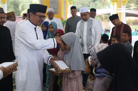 Awali Safari Ramadhan Di Kecamatan Sawang Pj Bupati Azwardi Santuni