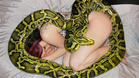 Mujer Duerme Con Serpiente Todas Las Noches Hasta Que El Médico Le