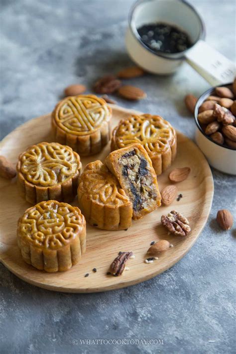 Mixed Nuts and Fruits Mooncake (Wu Ren Yue Bing) - No Golden Syrup