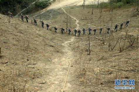 中越边境扫雷：士兵手拉手来回走确认安全