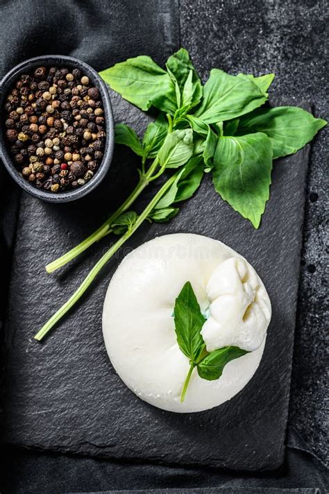 Queso Mozzarella Burrata Con Hojas De Albahaca Fondo Negro Vista