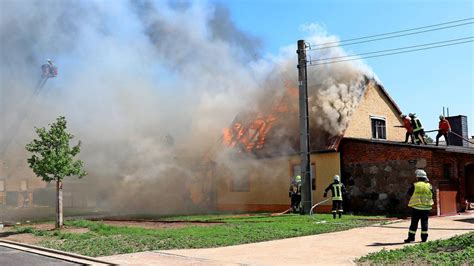 Haus steht in Flammen und brennt aus in Groß Gottschow