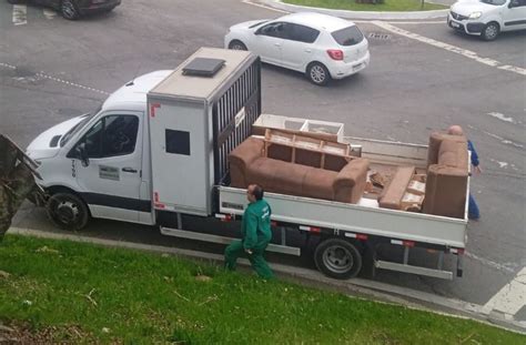 Sofá abandonado vira cama na Marginal Leste em Balneário Camboriú