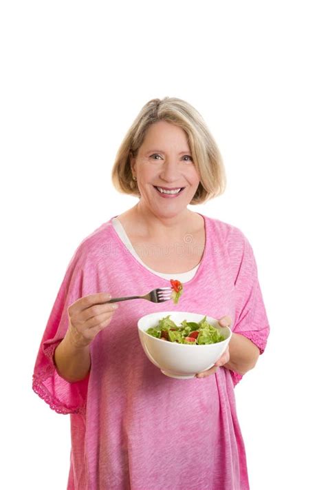 Mujer Envejecida Centro Que Come El Salat Foto De Archivo Imagen De