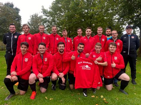 Neue Trainingsanz Ge F R Nieheimer Fu Baller Beste Stadtwerke Gmbh