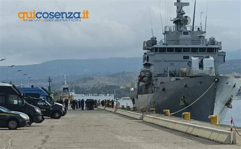 Migranti La Nave Dattilo A Reggio Calabria Con 454 Persone A Bordo