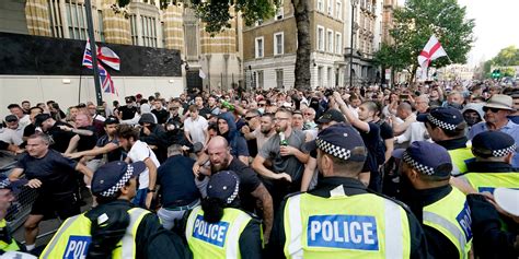 Rechtsextreme Krawalle In England Polizei Rechnet Mit Mehr Gewalt Taz De