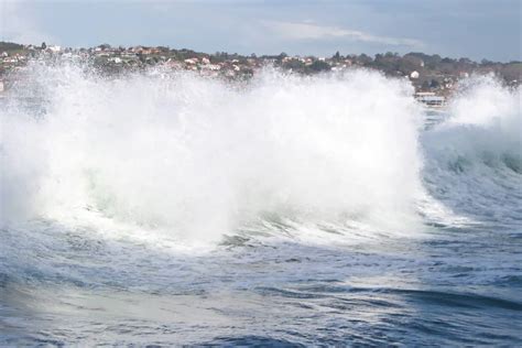 Oleaje y nieve las imágenes del temporal en Asturias este domingo El