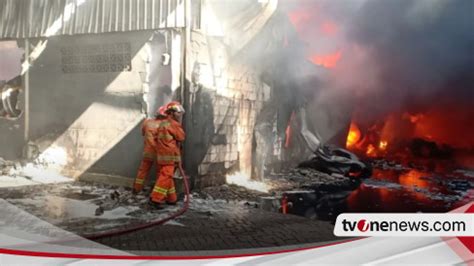 Pabrik Plastik Di Menganti Terbakar Hebat Timbulkan Asap Hitam Tebal