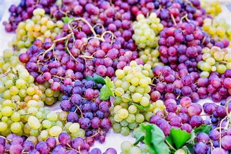 Uvas Verdes Y Rojas Sobre La Mesa Dubrovnik Croacia Foto Premium