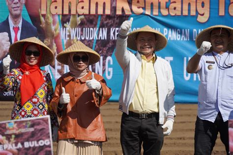 Didampingi Dinas Pertanian Pj Bupati Garut Luncurkan Proyek Tanam