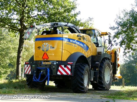 New Holland Loonbedrijf Vos BV uit Ruinerwold aan het maïs hakselen